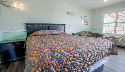 Room, 1 King Bed, Smoking