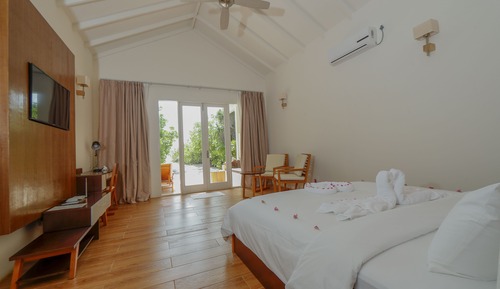 Deluxe Room, 1 King Bed, Sea View, Beachfront