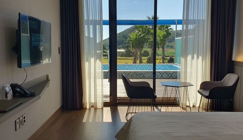 Pool Deluxe Twin - Swimming Pool Access