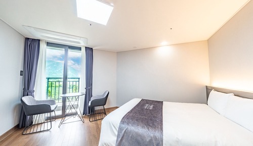 Suite, Corner