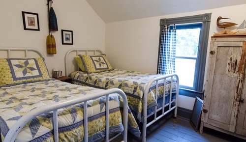 Room, 1 Full Bed and 2 Twin Beds, Shared Bath