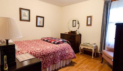 Room, 1 Full Bed, Shared Bath