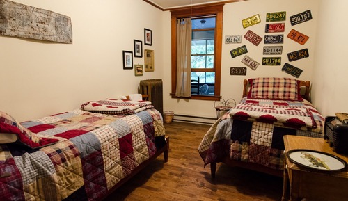Room, 2 Twin Beds, Shared Bath