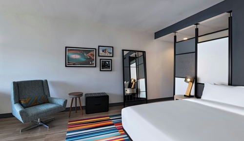 Suite, 1 King Bed, Pool View