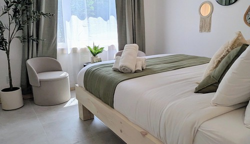Deluxe Room, 1 Queen Bed