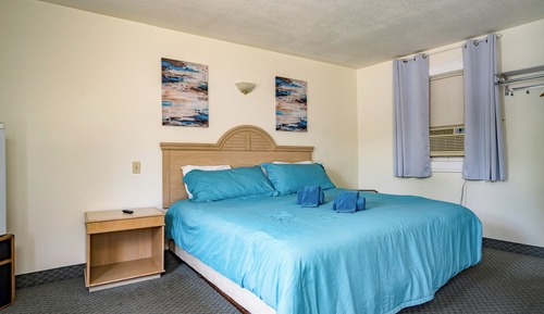 Signature Room, 1 King Bed, Non Smoking, Pool View