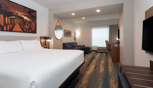 Suite, 1 King Bed, Accessible, Non Smoking (Hearing)