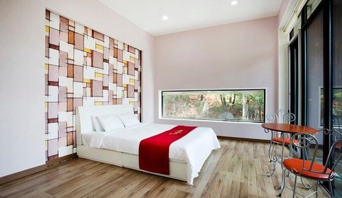 Room (Red)