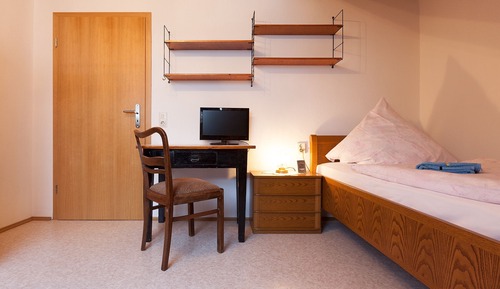 Single Room, Shared Bathroom (Zimmer-4)