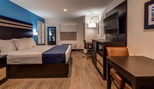 Standard Room, 1 King Bed, Accessible, Kitchenette