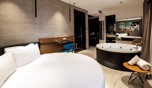Junior Suite, 1 King Bed, Hot Tub