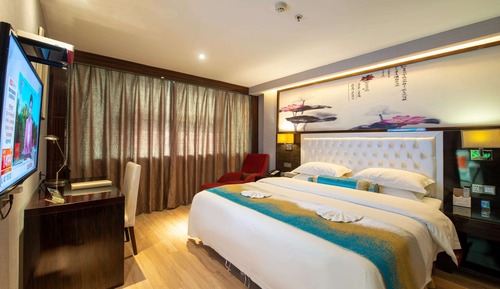 Deluxe Suite, 1 King Bed, Smoking