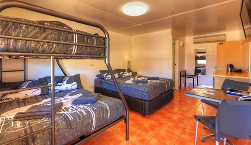 Deluxe Family Room (1 Queen Bed and 1 Tri-Bunk)