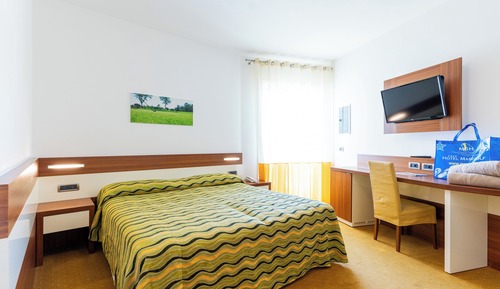 Family Room, Terrace (2+2)