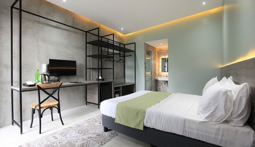 The Poolside Queen Room