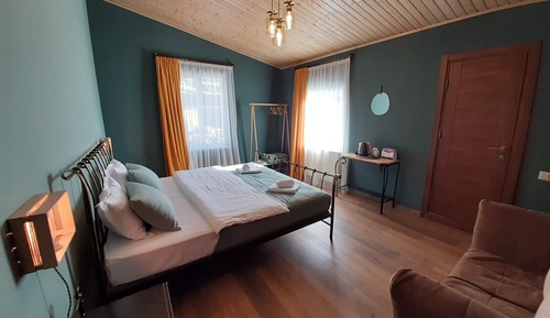 Standard Room, 1 King Bed, Garden View (5)