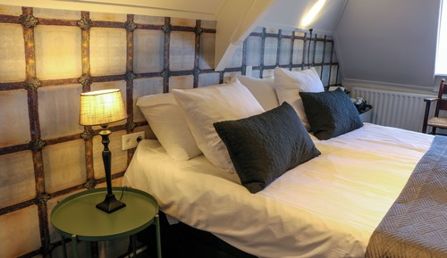 Charming Attic room, second floor, Harbour view (Room 16, Annex)
