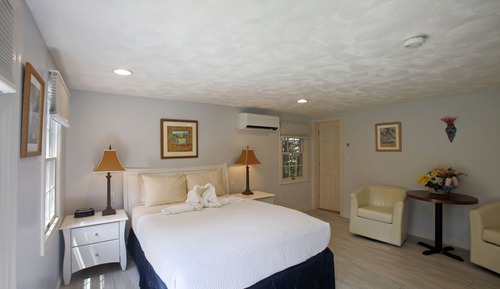 Deluxe Queen Room by the Pond