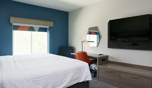 Suite, 1 King Bed, Accessible, Jetted Tub (Communications)