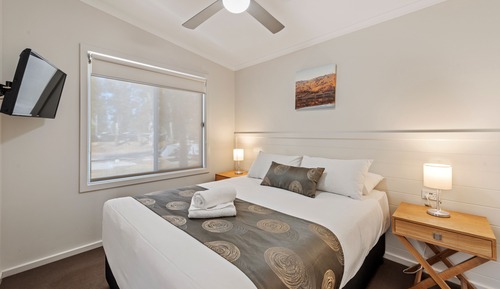 Deluxe 2 Bedroom Riverfront Cabin - Sleeps 5