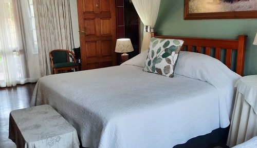 Luxury Room with Queen Size & 3/4 Bed
