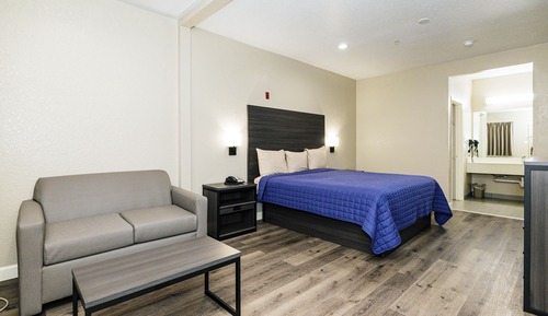 Deluxe Room, 1 King Bed, Smoking