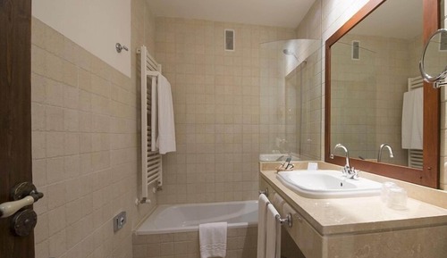 Deluxe Suite, Jetted Tub