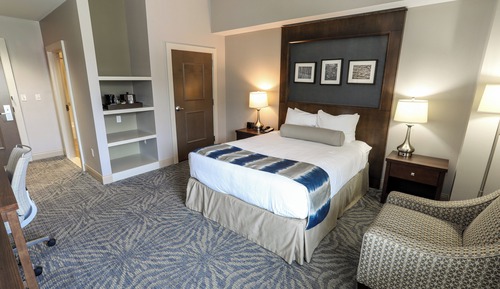 Standard Room, 1 Queen Bed (Highland)