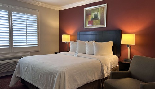 Standard Room, 1 Queen Bed, Non Smoking, Refrigerator & Microwave