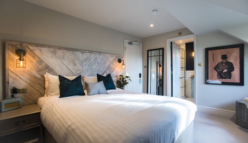 Double Room (King Bed)