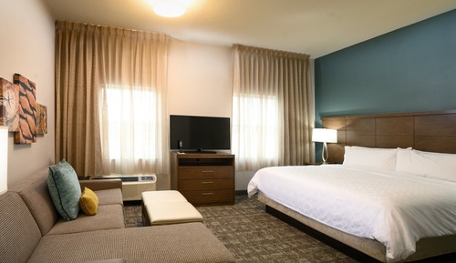 Studio Suite, 1 Queen Bed, Kitchen