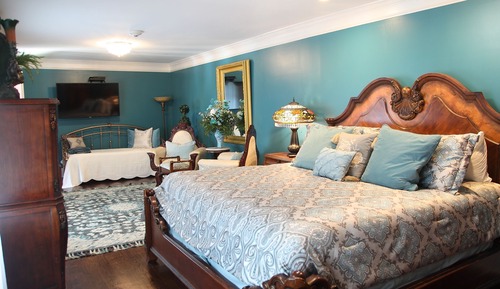 Retreat House - Tiffany Rose Rm
