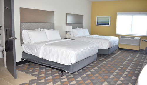 Standard Room, 2 Queen Beds, Roll-in Shower