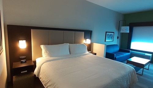Suite, 1 King Bed, Accessible Bathtub (Communications)