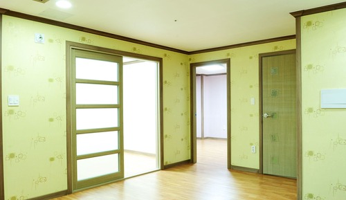 Room (Rose Laon)