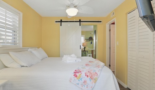 Deluxe Suite, 1 Queen Bed with Sofa bed (FOUR)