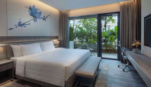 Deluxe Room, 1 King Bed, Patio, Pool View (Laguna)
