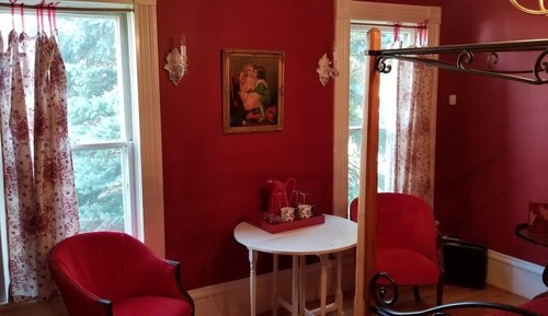 Red Suite, 1 Queen Bed, Private Bathroom, City View