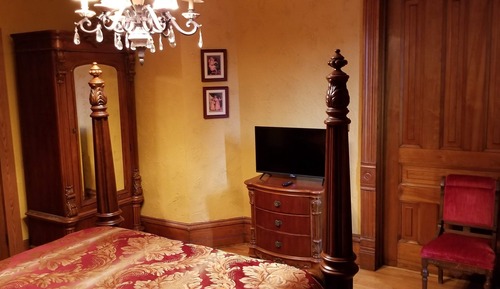 Gold Suite, 1 Queen Bed, Private Bathroom, Courtyard View