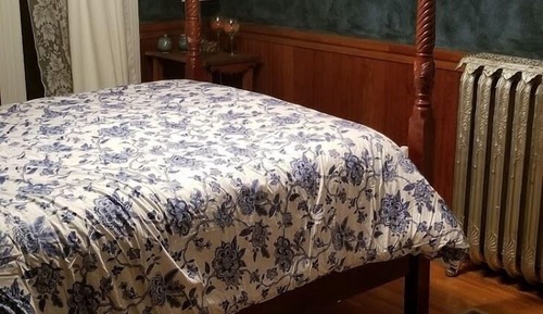 Blue Room, 1Queen Bed, Shared Bathroom, Courtyard View