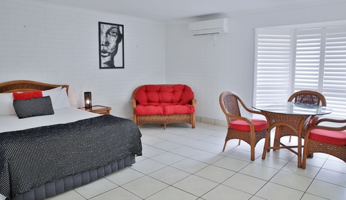 Queen Single with Spa, 1 Queen bed 1 Single bed
