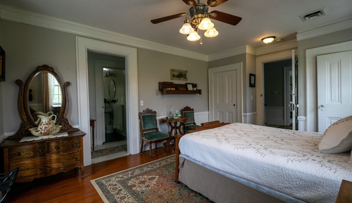 The Willard Room, 1 Queen Bed