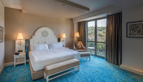 Deluxe Suite, 1 King Bed, Non Smoking, Corner (Mountain View)