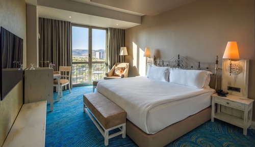 Suite, 1 King Bed, Smoking, Corner (Mountain View)