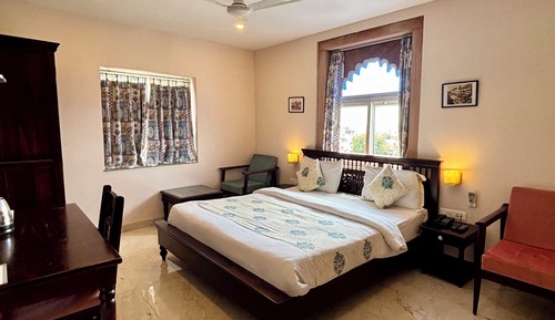 Lake view Deluxe Room, King Bed ( 4th floor )