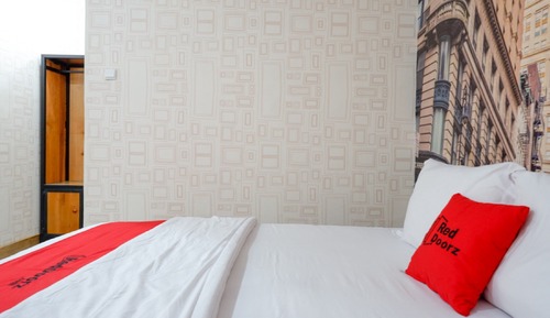 Double Room (RedDoorz)