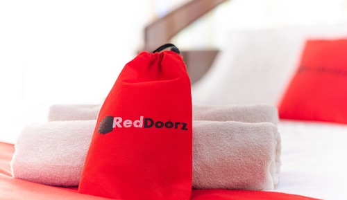 Double Room (RedDoorz)