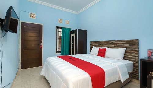 Double Room (RedDoorz)