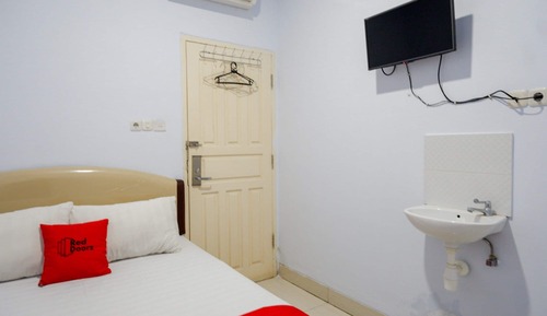 Deluxe Double Room (RedDoorz)