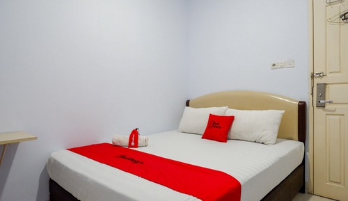 Double Room (RedDoorz)